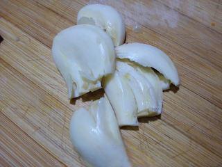 Stir-Fried Potatoes and Green Peppers step 1: Peel the garlic cloves and lightly crush them.