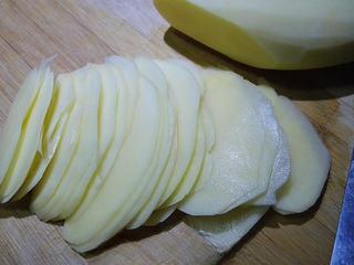 Stir-Fried Potatoes and Green Peppers step 3: Peel the potatoes and slice them thinly.