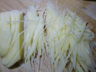 Stir-Fried Potatoes and Green Peppers step 4: Cut the potato slices into thin matchsticks.