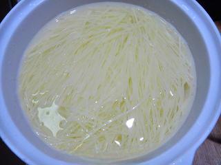 Stir-Fried Potatoes and Green Peppers step 5: Soak the potato strips in water for a few minutes to remove excess starch.