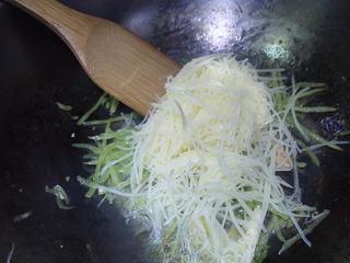 Stir-Fried Potatoes and Green Peppers step 8: Heat oil in a wok. Add the garlic and stir-fry until fragrant. Add the green pep