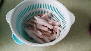 Braised Chicken Feet step 1: Trim the tips off the chicken feet and clean them thoroughly.