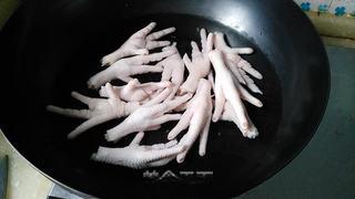 Braised Chicken Feet step 2: Bring a pot of water to a boil and blanch the chicken feet briefly.