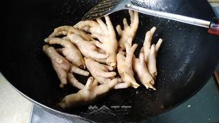 Braised Chicken Feet step 7: Add the chicken feet and stir-fry until evenly coated with the caramelized sugar