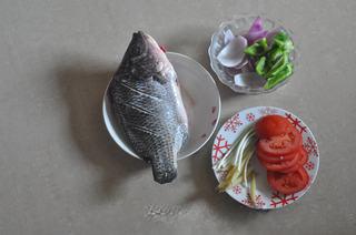 Baked Tilapia with Vegetables step 1: Slice the tomato, cut the onion and green bell pepper into chunks, cut the scall