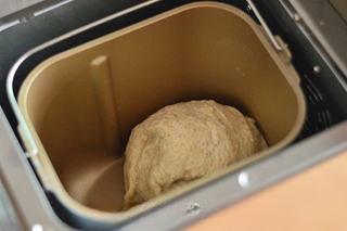 Whole Wheat Sandwich Bread Recipe step 1: Place all ingredients into the bread machine bucket and knead for about 10 minut