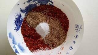 Homemade Spicy Chili Oil step 1: Clean the dried red chilies and sun-dry them completely. Coarsely grind them in