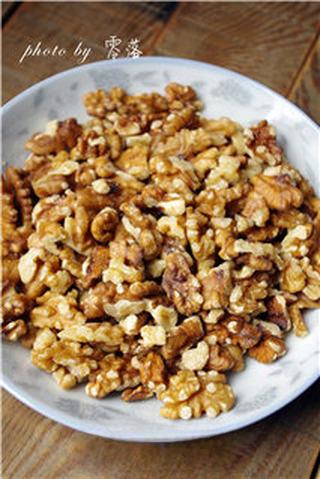 Honey Glazed California Walnuts step 2: Place the walnut kernels in a microwave-safe dish and spread them into an even l