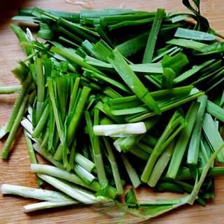Stir-Fried Dried Tofu with Green Onions and Chili step 1: Wash the green onions, drain well, and cut them into 4–5 cm segments.