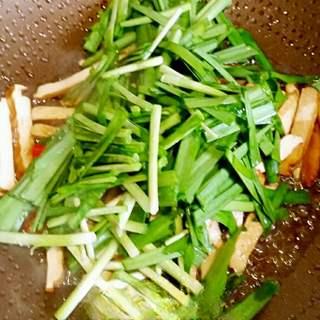 Stir-Fried Dried Tofu with Green Onions and Chili step 8: Add the green onion segments and stir-fry quickly over high heat until just wilt