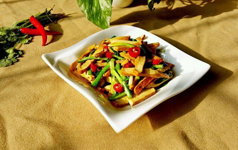 Stir-Fried Dried Tofu with Green Onions and Chili finished dish