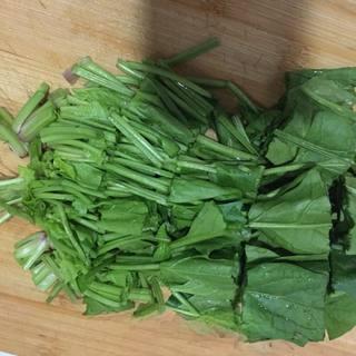 Spinach and Egg Stir-Fry step 1: Wash the spinach thoroughly and cut it into bite-sized pieces.