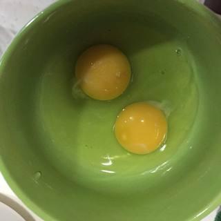 Spinach and Egg Stir-Fry step 2: Crack the eggs into a bowl and beat until smooth.