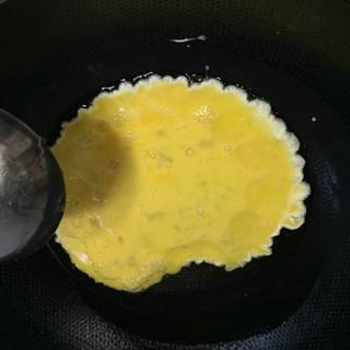 Spinach and Egg Stir-Fry step 3: Heat the camellia oil in a wok or skillet. Pour in the beaten eggs.