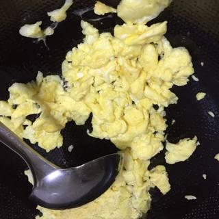 Spinach and Egg Stir-Fry step 4: When the eggs begin to set, scramble them into small curds.