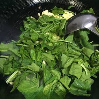 Spinach and Egg Stir-Fry step 5: Add the spinach and stir-fry until wilted.