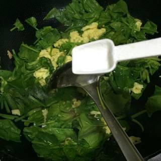 Spinach and Egg Stir-Fry step 6: Season with salt and toss until evenly combined.