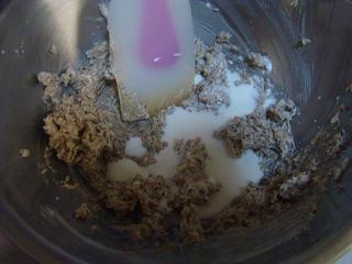 Black Sesame Oatmeal Cookies Recipe step 2: Gradually add the milk while mixing.