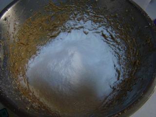 Black Sesame Oatmeal Cookies Recipe step 4: Sift the bread flour into the bowl.