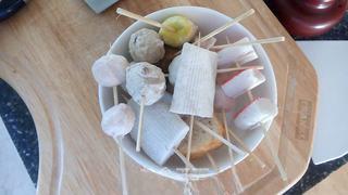 Fish Ball Skewers Soup Recipe step 1: Thread the fish balls, fish tofu, crab sticks, beef balls, and other ingredients