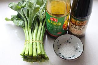 Blanched Chinese Broccoli with Oyster Sauce step 1: Prepare all ingredients. Wash the Chinese broccoli thoroughly and remove any dam