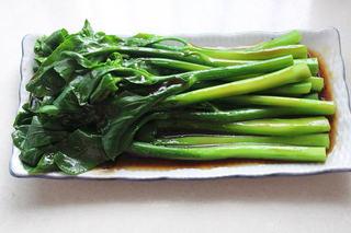 Blanched Chinese Broccoli with Oyster Sauce step 8: Drizzle the hot sauce evenly over the Chinese broccoli and serve immediately.