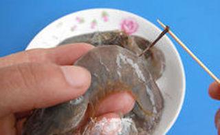 Oven-Baked Salt and Pepper Shrimp Recipe step 3: Use a toothpick to remove the vein from the second segment near the shrimp tail.