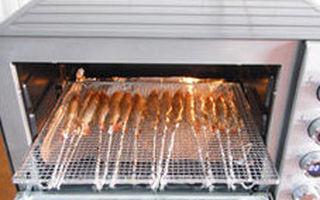 Oven-Baked Salt and Pepper Shrimp Recipe step 7: Place the skewered shrimp on a baking rack and bake in a preheated 180°C (356°F)