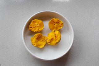 Melt-in-Your-Mouth Cornstarch Cookies step 2: Prepare 2 fully cooked egg yolks and make sure there is no soft center.