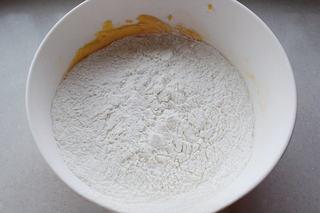 Melt-in-Your-Mouth Cornstarch Cookies step 6: Combine the cornstarch and cake flour, sift them into the butter mixture, and mi