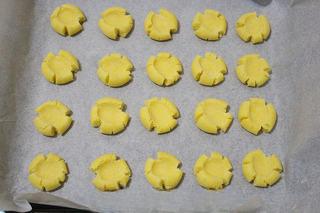 Melt-in-Your-Mouth Cornstarch Cookies step 8: Line a baking sheet with parchment paper. Divide the chilled dough into 10g port