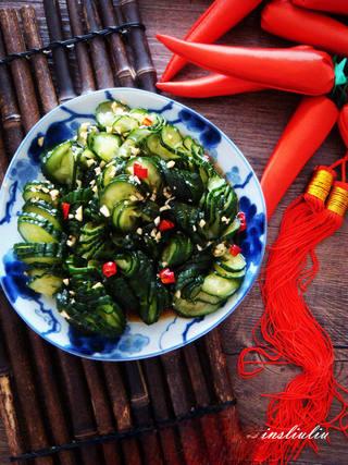 Sichuan Peppercorn Cucumber Salad step 18: Pour the prepared dressing evenly over the cucumber.