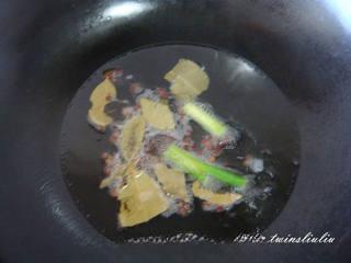 Sichuan Peppercorn Cucumber Salad step 3: Heat vegetable oil in a saucepan. Add Sichuan peppercorns, bay leaves, scallions