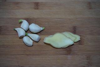 Stir-Fried Pancake Strips with Napa Cabbage step 3: Prepare the garlic cloves and ginger slices.