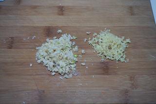Stir-Fried Pancake Strips with Napa Cabbage step 4: Finely mince the garlic and chop the ginger.