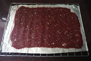 Spiced Beef Jerky Recipe step 4: Sprinkle white sesame seeds evenly over the surface.