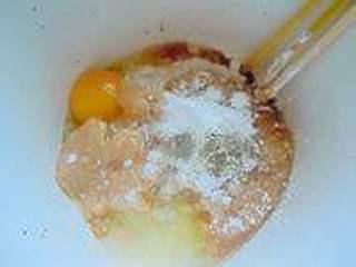 Chicken Breast Croquettes step 2: Add the egg, cornstarch, soy sauce, salt, black pepper, and cooking wine to the