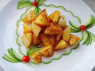 Candied Chinese Yam Recipe step 10: Transfer to the prepared plate and serve immediately while the sugar strands are