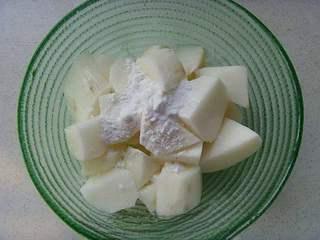 Candied Chinese Yam Recipe step 2: Place the yam pieces in a bowl. Add cornstarch slurry and toss until evenly coat