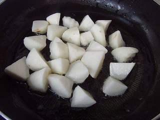 Candied Chinese Yam Recipe step 3: Heat oil over medium heat until moderately hot. Reduce to medium-low heat and ca