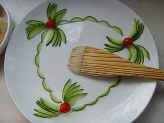Candied Chinese Yam Recipe step 5: Lightly grease a serving plate and prepare a bowl of cold water for dipping befo