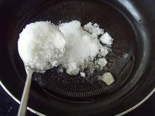 Candied Chinese Yam Recipe step 6: Add vegetable oil and sugar to a clean pan using a ratio of 1:6 oil to sugar.
