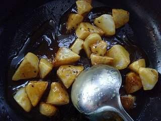 Candied Chinese Yam Recipe step 9: Quickly add the fried yam pieces and toss until evenly coated with the syrup.