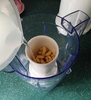 Savory Tofu Pudding step 3: Rinse the soaked soybeans and place them in a blender with water.