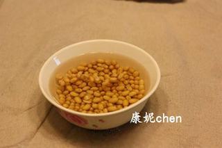 Sweet Soy Pulp and Cornmeal Steamed Cakes step 1: Soak the soybeans in water for at least 4 hours or overnight.