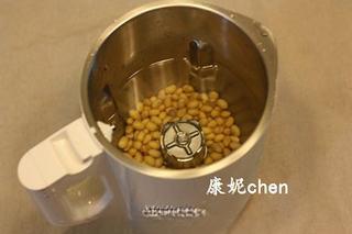 Sweet Soy Pulp and Cornmeal Steamed Cakes step 2: Place the soaked soybeans and water into a blender or soy milk maker.