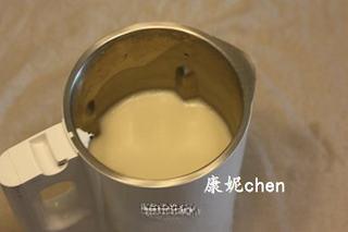 Sweet Soy Pulp and Cornmeal Steamed Cakes step 4: Prepare fresh soy milk and strain if desired.