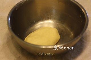 Sweet Soy Pulp and Cornmeal Steamed Cakes step 7: Mix thoroughly and adjust the moisture level as needed until a soft, workable do