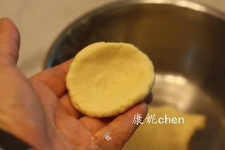 Sweet Soy Pulp and Cornmeal Steamed Cakes step 8: Divide the dough into portions, shape into balls, then press a hole through the 