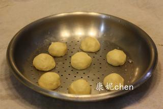 Sweet Soy Pulp and Cornmeal Steamed Cakes step 9: Bring water to a boil, place the steamer tray in the steamer, and steam over med